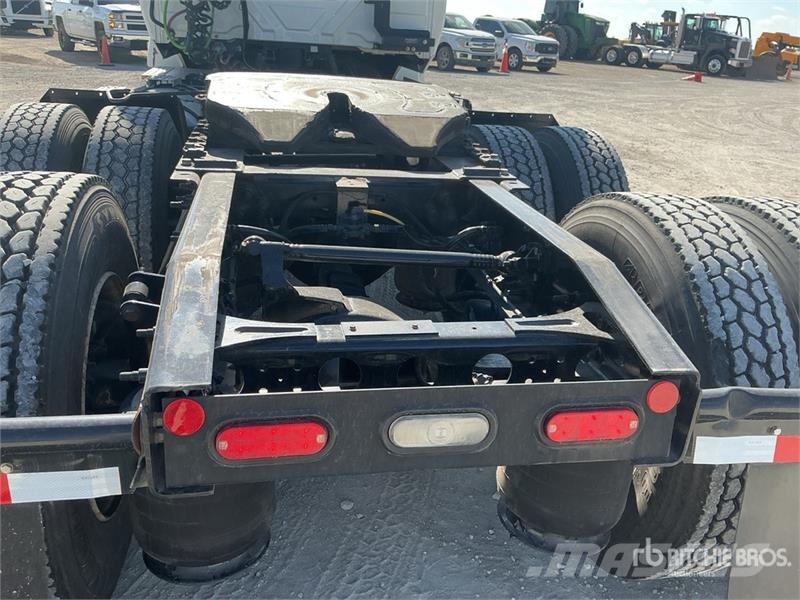 International LT625 6x4 T/A Day Cab Truck Tractor Vlačilci