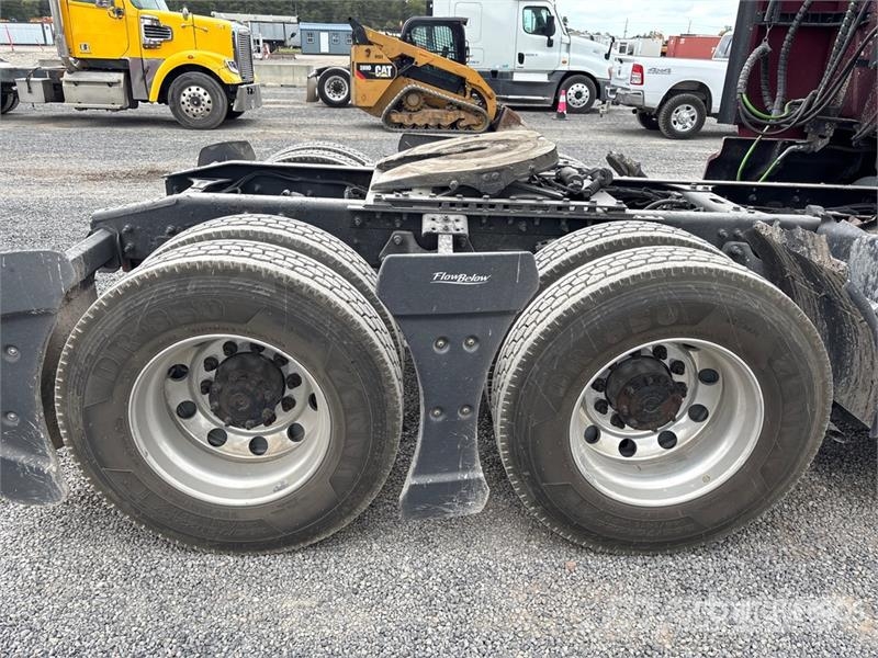 International LT625 6x4 T/A Day Cab Truck Tractor Vlačilci