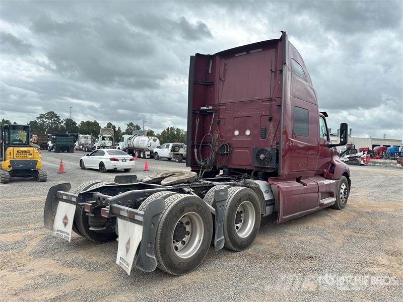 International LT625 6x4 T/A Day Cab Truck Tractor Vlačilci
