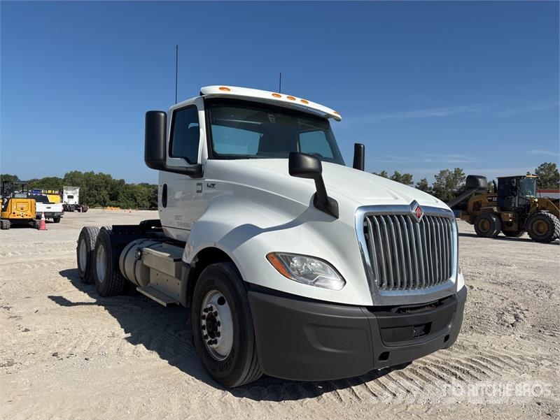 International LT625 6x4 T/A Day Cab Truck Tractor Sattelzugmaschinen