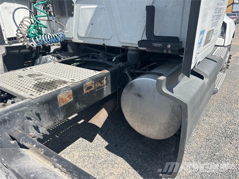 International LT625 6x4 T/A Sleeper Truck Tractor Trekkers