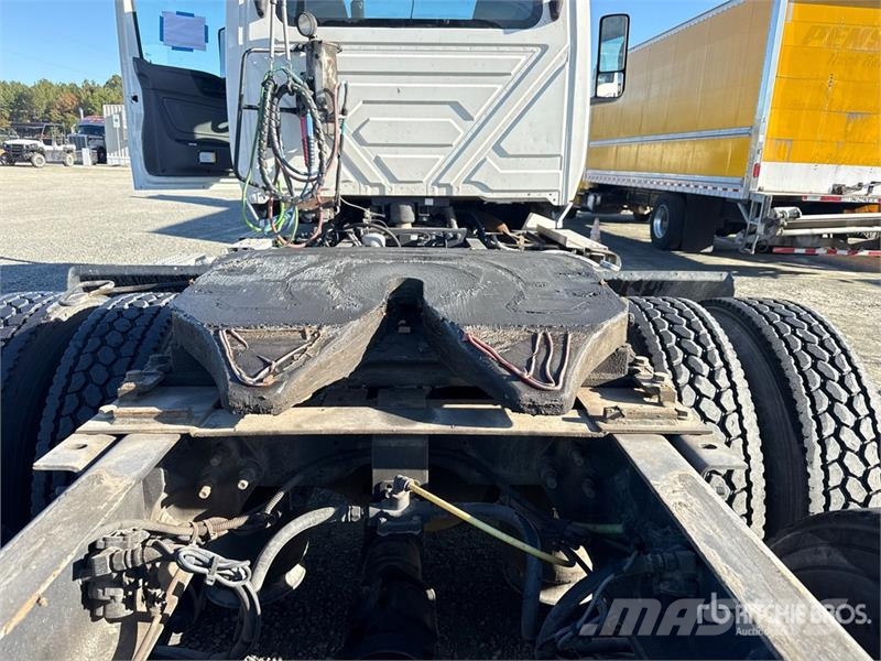 International LT625 6x4 T/A Day Cab Truck Tractor Vilcēji