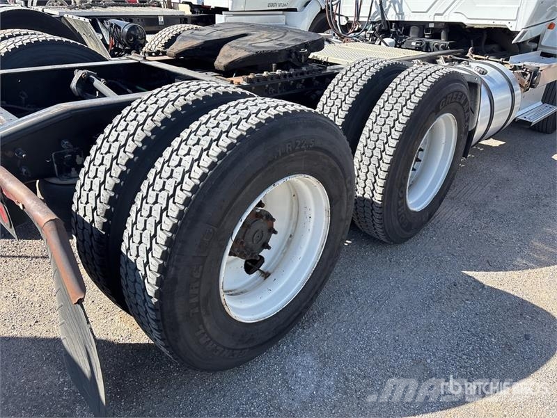 International LT625 6x4 T/A Day Cab Truck Tractor Vlačilci