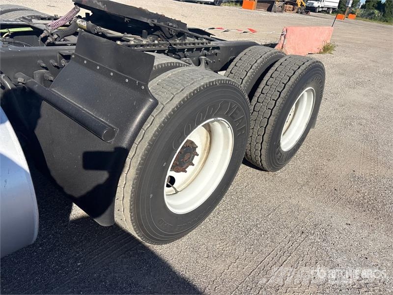 International LT625 6x4 T/A Day Cab Truck Tractor Седельные тягачи