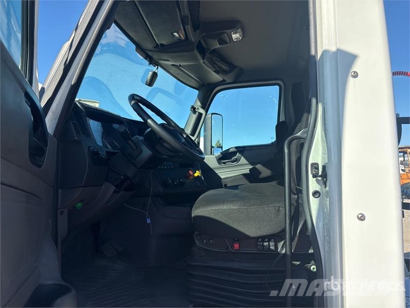 International LT625 6x4 T/A Day Cab Truck Tractor Седельные тягачи