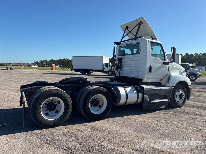 International LT625 6x4 T/A Day Cab Truck Tractor Седельные тягачи