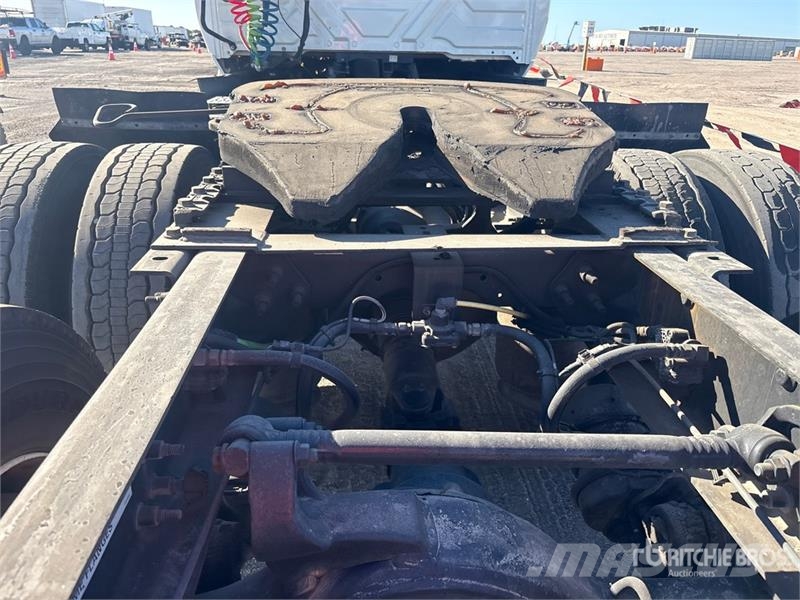 International LT625 6x4 T/A Day Cab Truck Tractor Седельные тягачи