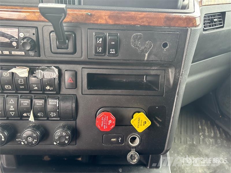 International LT625 6x4 T/A Day Cab Truck Tractor Vlačilci