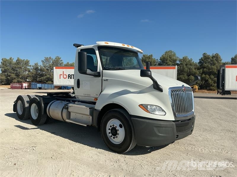 International LT625 6x4 T/A Day Cab Truck Tractor Vlačilci
