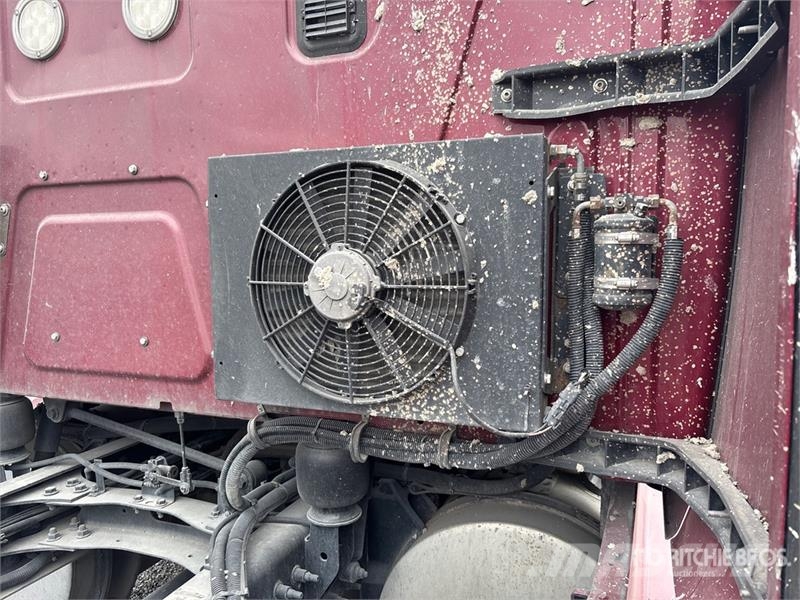 International LT625 6x4 T/A Day Cab Truck Tractor Vlačilci