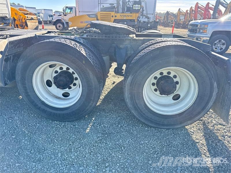 International LT625 6x4 T/A Day Cab Truck Tractor Vilcēji
