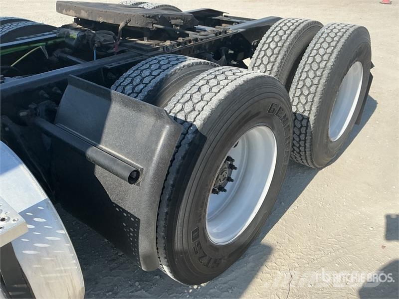 International LT625 6x4 T/A Day Cab Truck Tractor Vlačilci