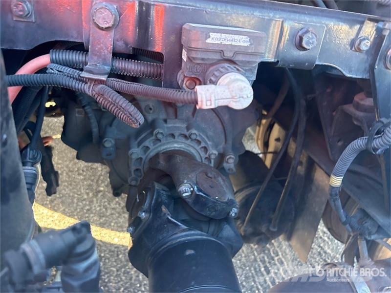 International LT625 6x4 T/A Day Cab Truck Tractor Седельные тягачи