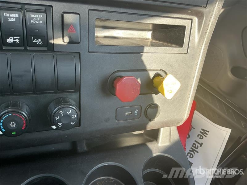 International LT625 6x4 T/A Day Cab Truck Tractor Vlačilci