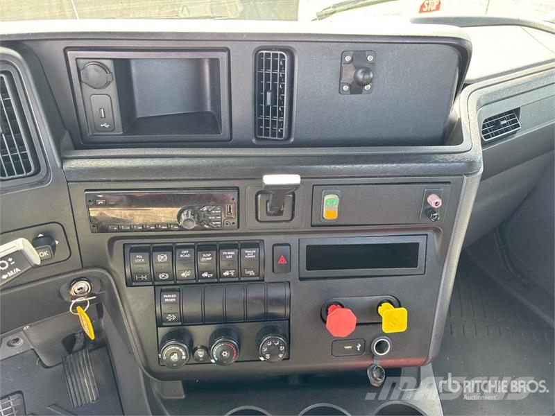 International LT625 6x4 T/A Day Cab Truck Tractor Sattelzugmaschinen