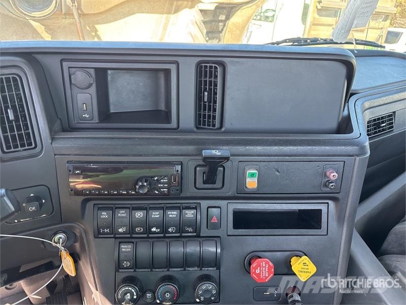 International LT625 6x4 T/A Day Cab Truck Tractor Vlačilci