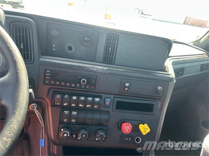 International LT625 6x4 T/A Day Cab Truck Tractor Vilcēji