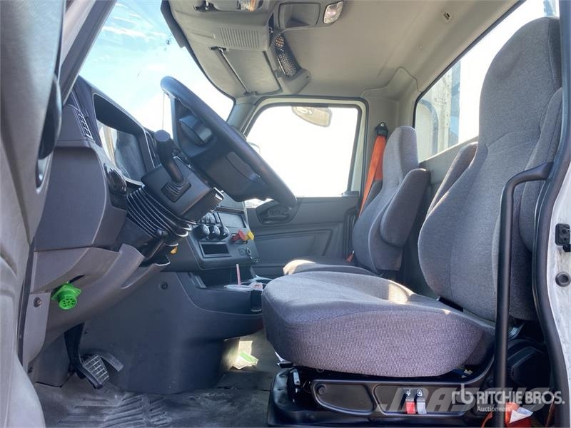 International LT625 6x4 T/A Day Cab Truck Tractor Τράκτορες