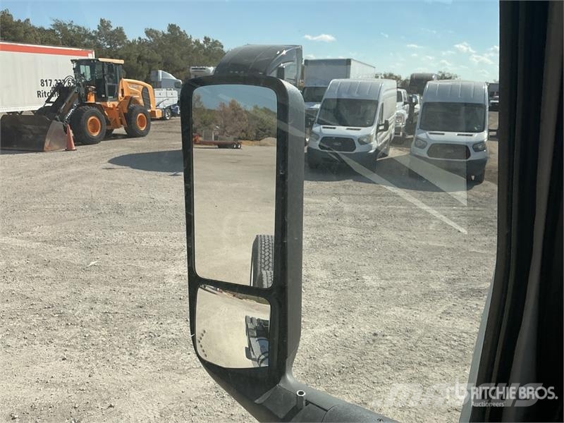 International LT625 6x4 T/A Day Cab Truck Tractor Vlačilci