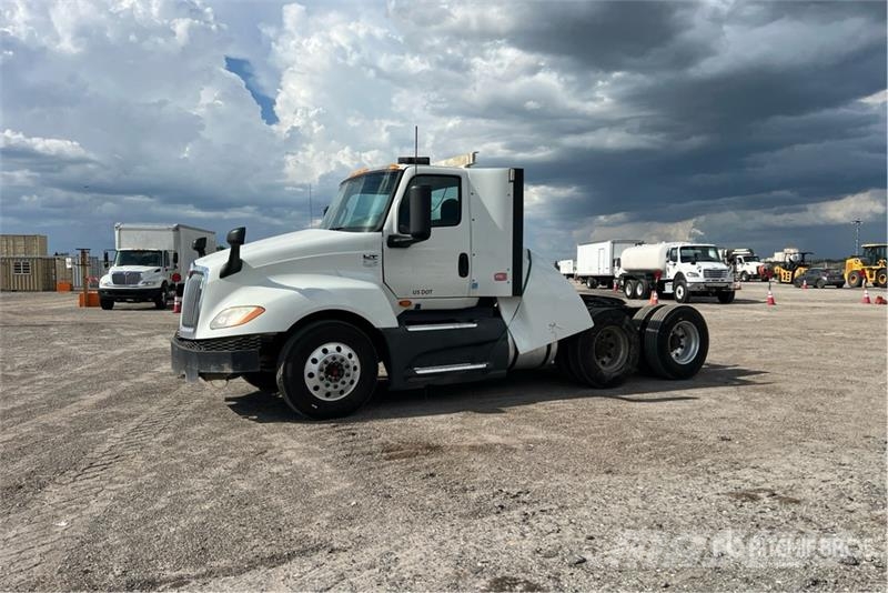 International LT625 6x4 T/A Day Cab Truck Tractor Sattelzugmaschinen