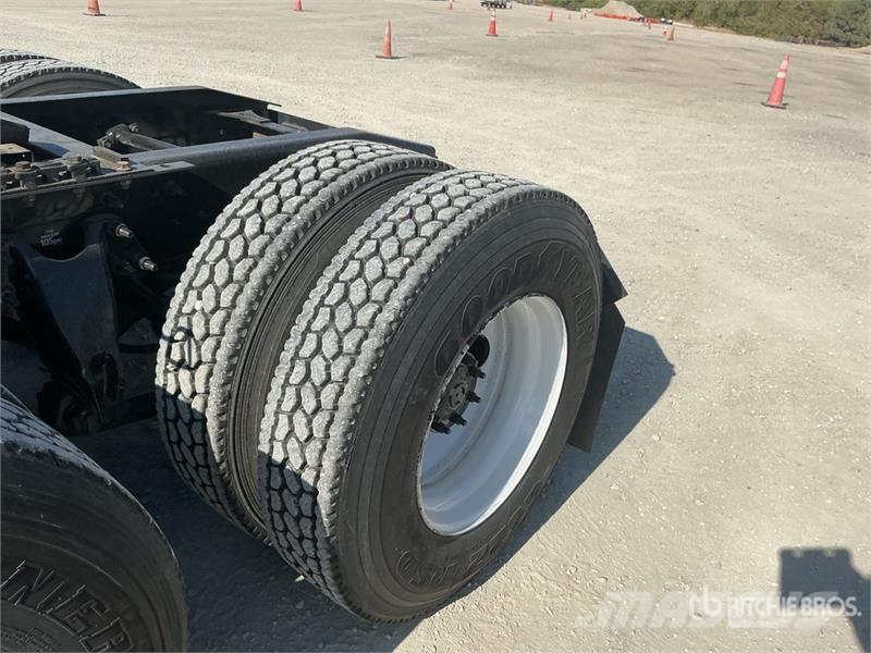 International LT625 6x4 T/A Day Cab Truck Tractor Vlačilci
