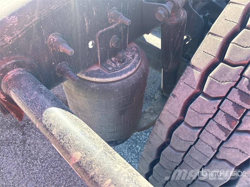 International LT625 6x4 T/A Day Cab Truck Tractor Седельные тягачи