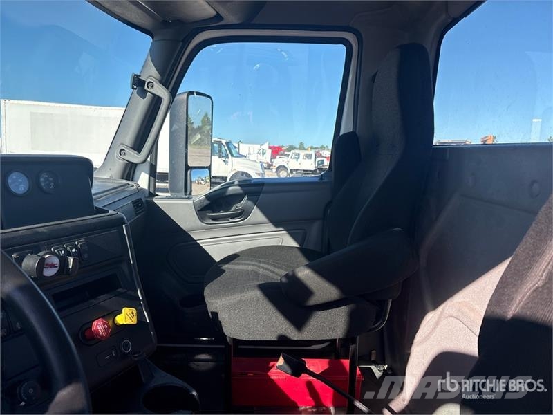 International LT625 6x4 T/A Day Cab Truck Tractor Седельные тягачи