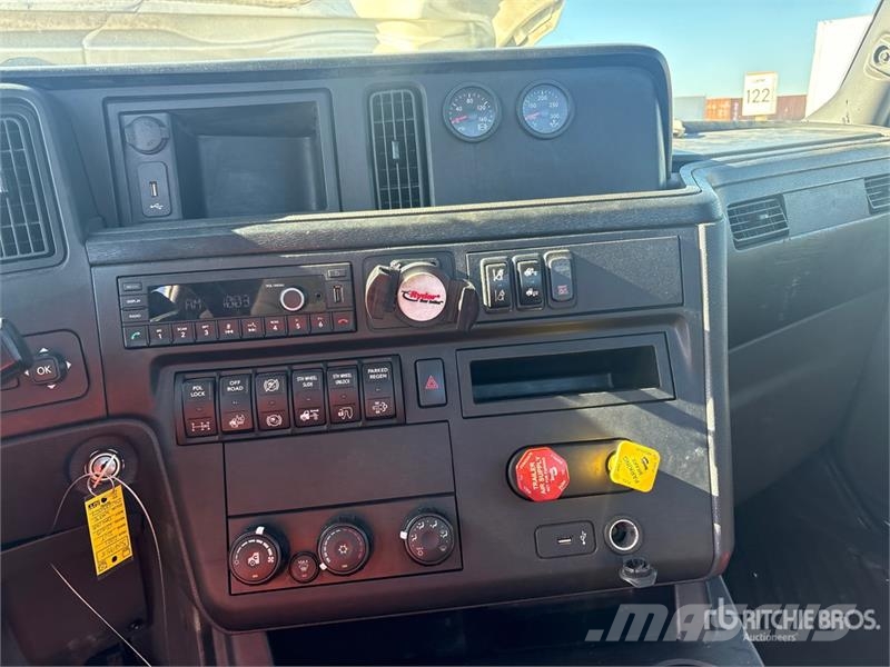 International LT625 6x4 T/A Day Cab Truck Tractor Седельные тягачи