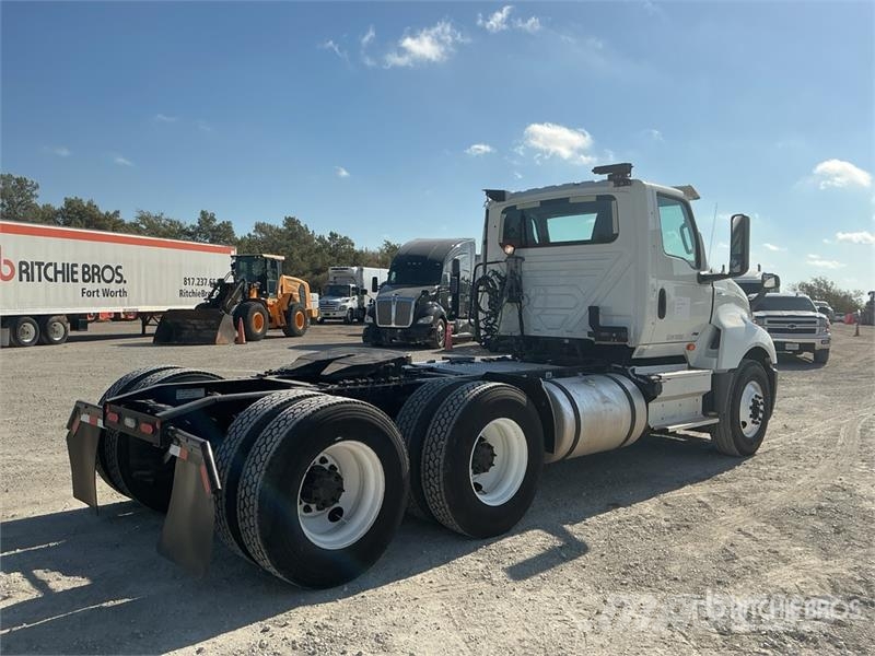 International LT625 6x4 T/A Day Cab Truck Tractor Vlačilci
