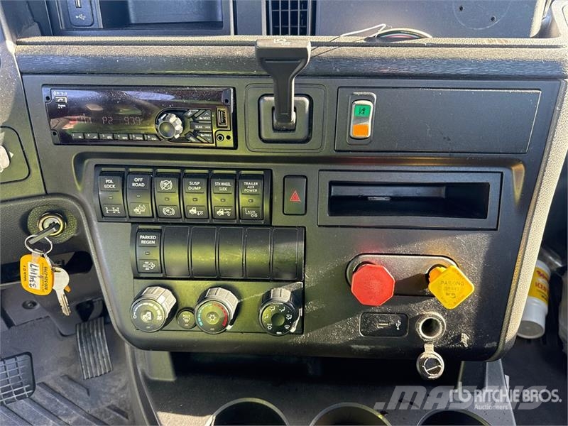 International LT625 6x4 T/A Day Cab Truck Tractor Vilcēji