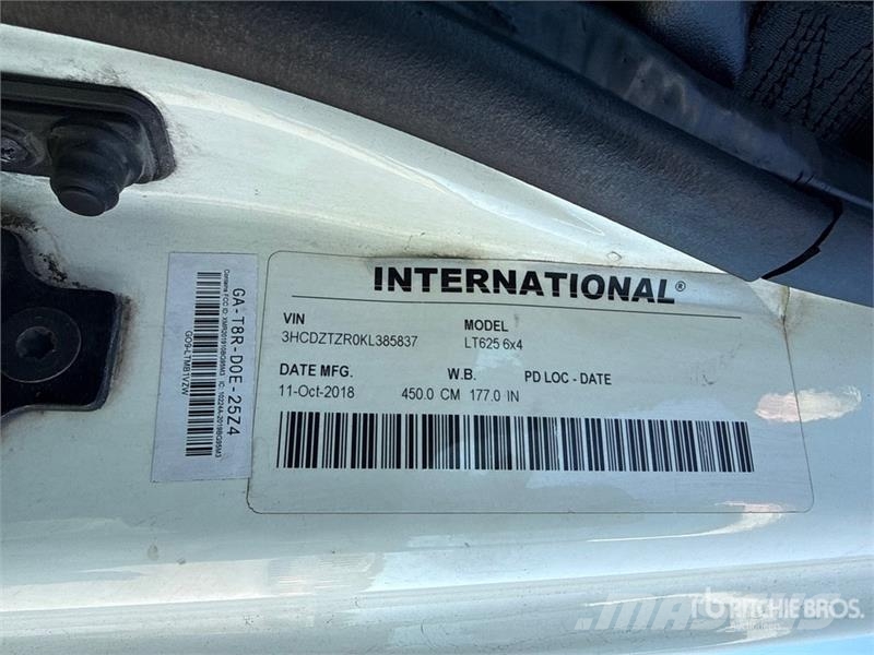 International LT625 6x4 T/A Day Cab Truck Tractor Vilcēji