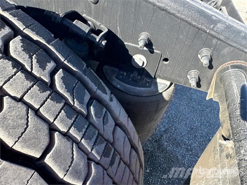International LT625 6x4 T/A Day Cab Truck Tractor Седельные тягачи