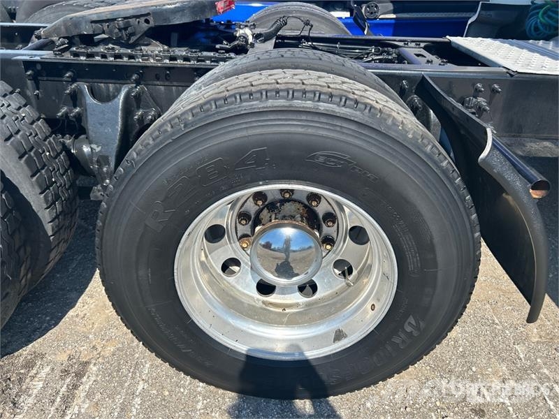 International LT62F 6x4 T/A Sleeper Truck Tractor Ťahače