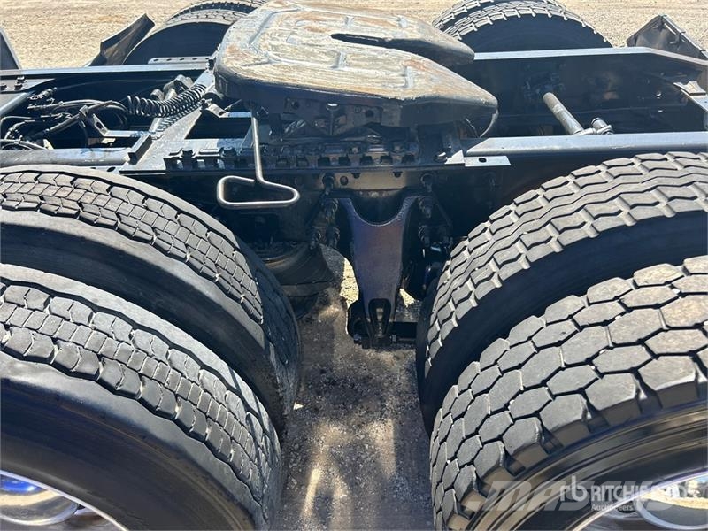 International LT62F 6x4 T/A Sleeper Truck Tractor Ťahače