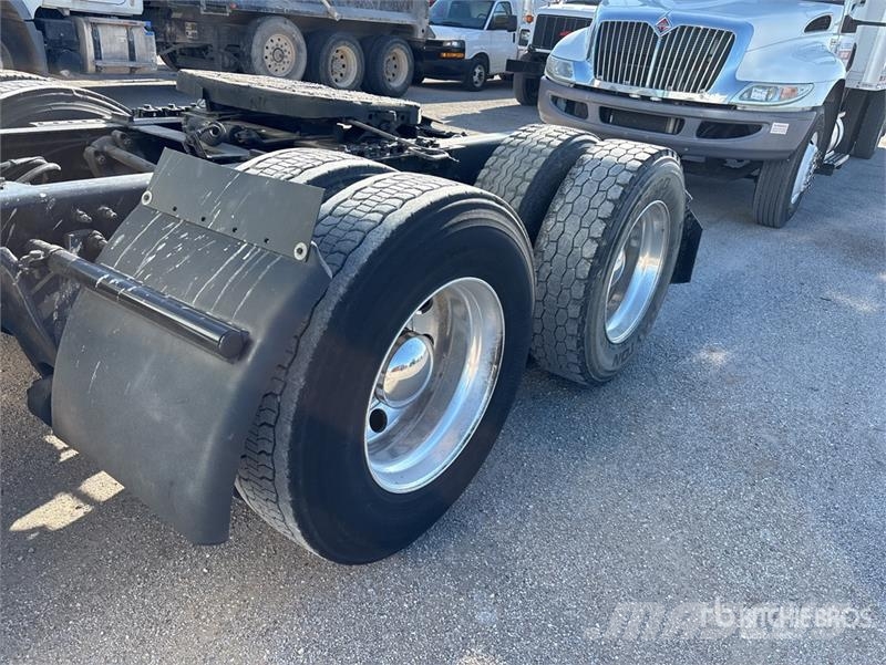 International LT62F 6x4 T/A Sleeper Truck Tractor Τράκτορες