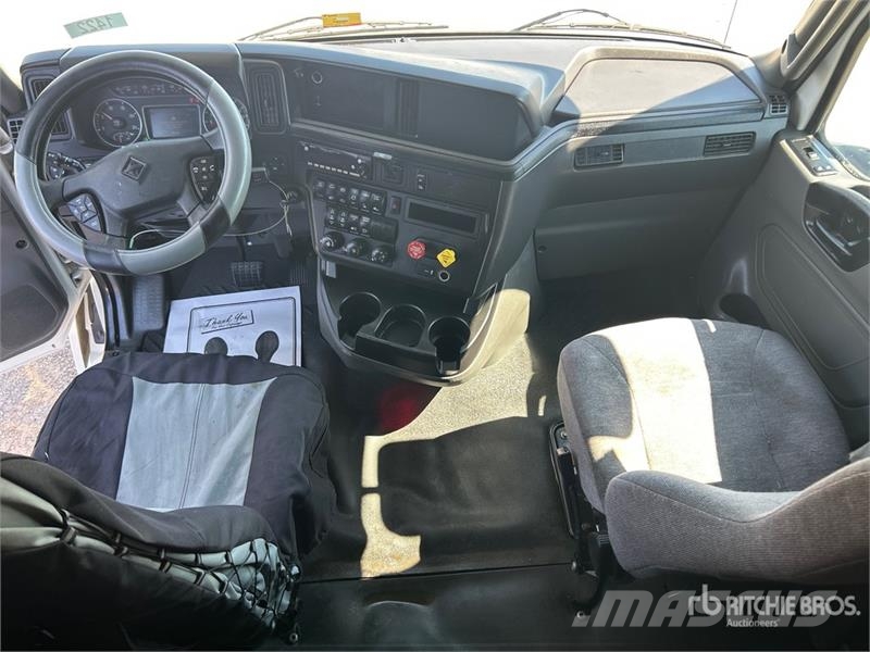 International LT62F 6x4 T/A Sleeper Truck Tractor Ťahače