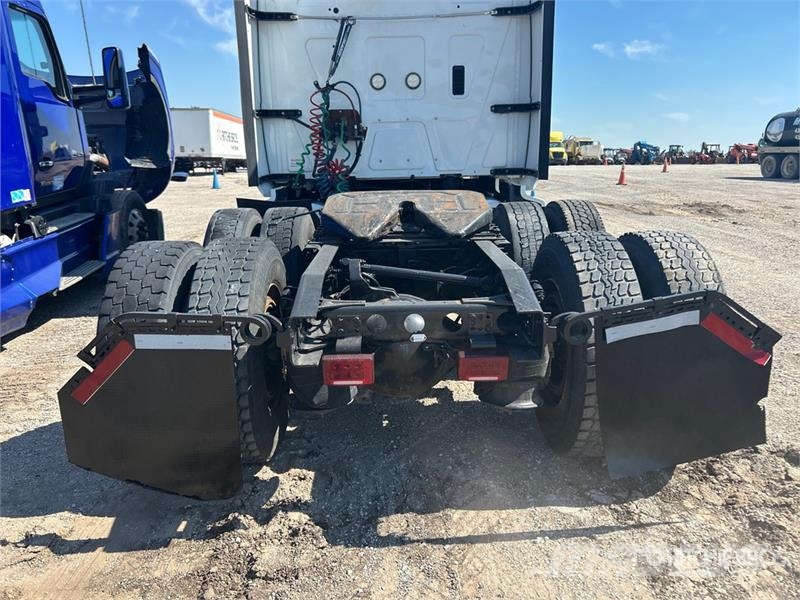 International LT62F 6x4 T/A Sleeper Truck Tractor Ťahače