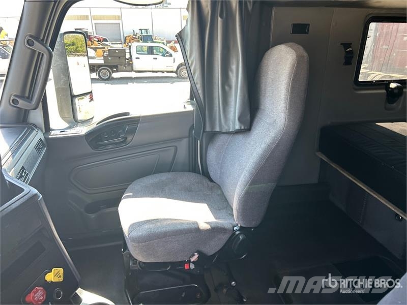 International LT62F 6x4 T/A Sleeper Truck Tractor Ťahače