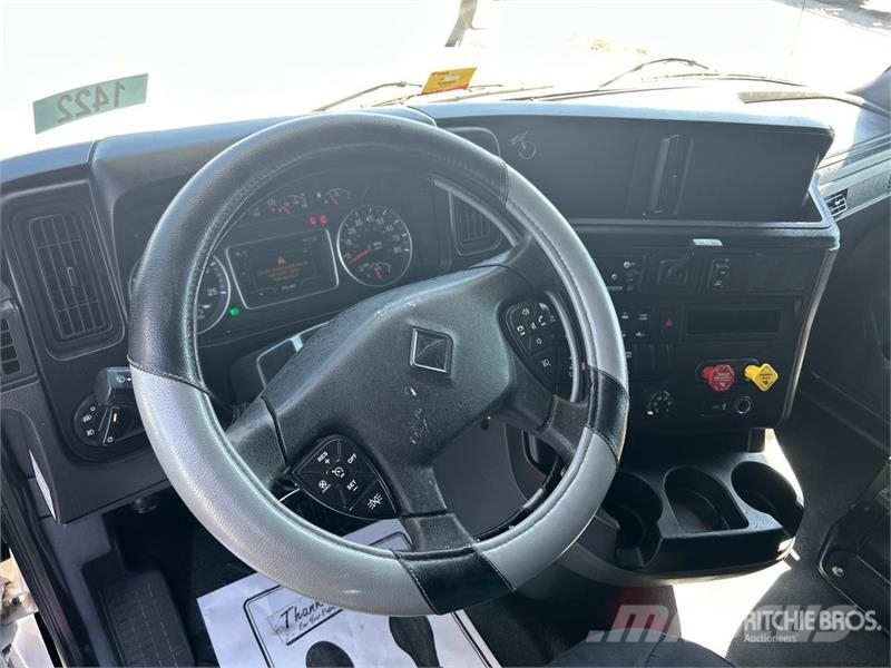International LT62F 6x4 T/A Sleeper Truck Tractor Ťahače