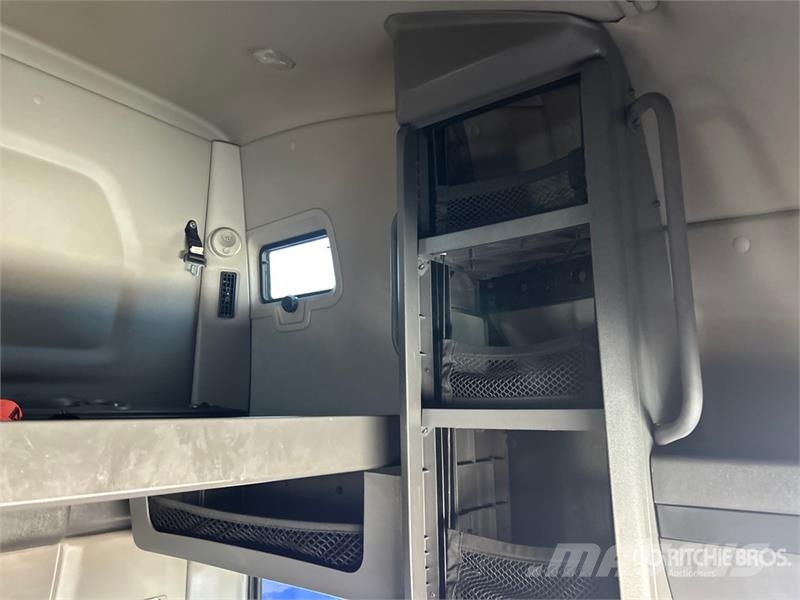International LT62F 6x4 T/A Sleeper Truck Tractor Ťahače
