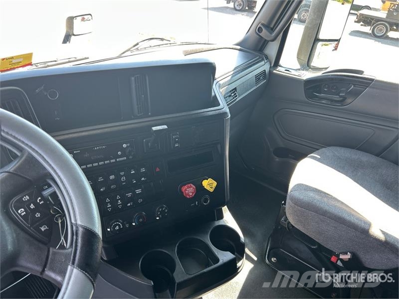 International LT62F 6x4 T/A Sleeper Truck Tractor Ťahače