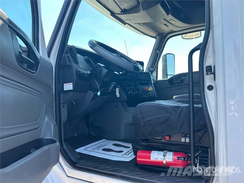 International LT62F 6x4 T/A Sleeper Truck Tractor Ťahače