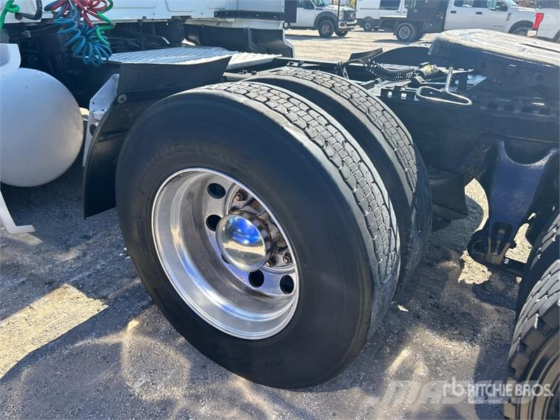 International LT62F 6x4 T/A Sleeper Truck Tractor Ťahače