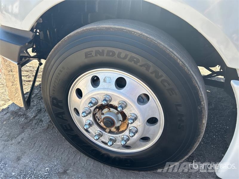 International LT62F 6x4 T/A Sleeper Truck Tractor Ťahače
