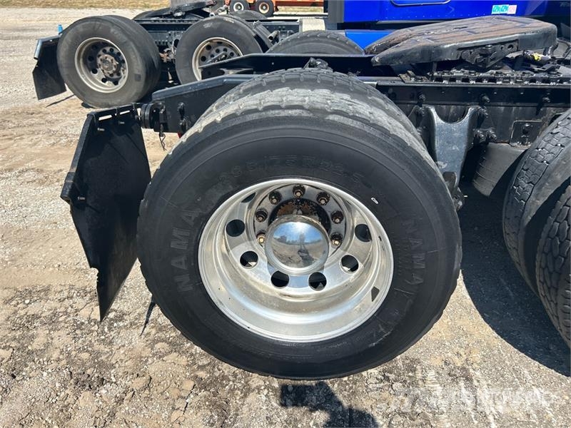 International LT62F 6x4 T/A Sleeper Truck Tractor Ťahače