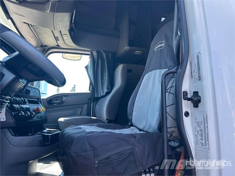 International LT62F 6x4 T/A Sleeper Truck Tractor Ťahače