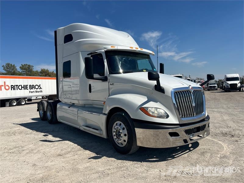 International LT62F 6x4 T/A Sleeper Truck Tractor Camiones tractor