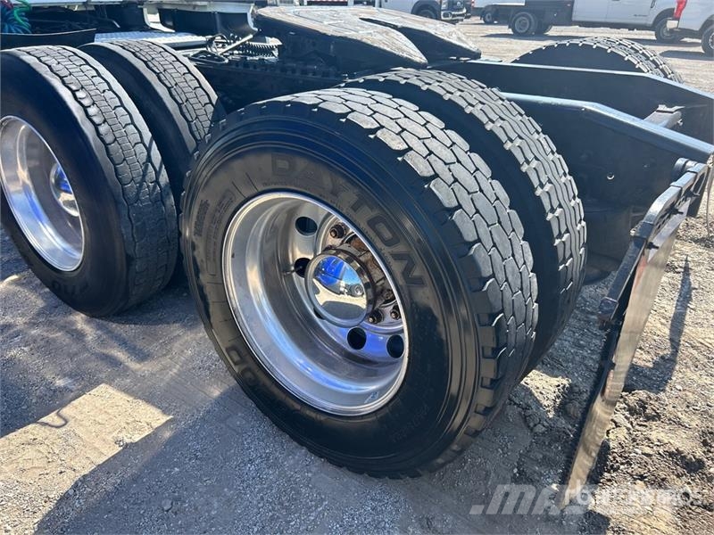 International LT62F 6x4 T/A Sleeper Truck Tractor Ťahače