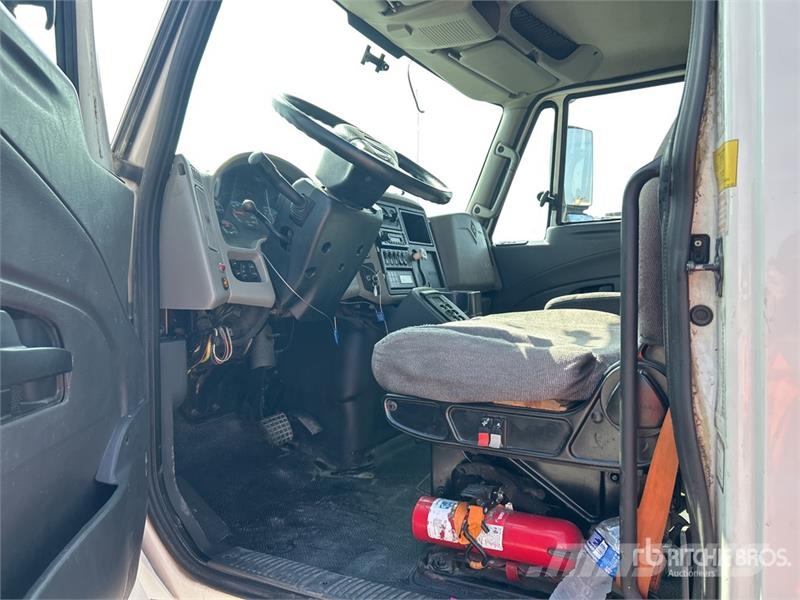 International MA025 4x2 Flatbed Truck Platformas/izkraušana no sāniem