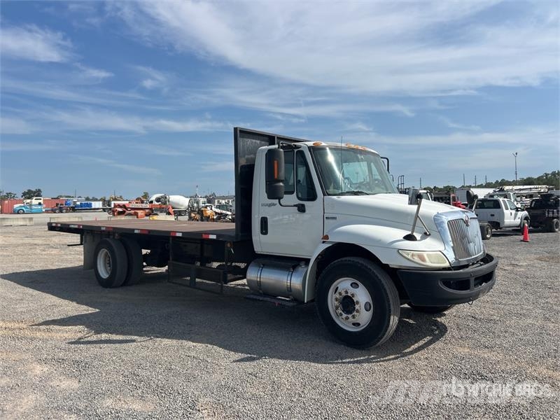 International MA025 4x2 Flatbed Truck Platformas/izkraušana no sāniem